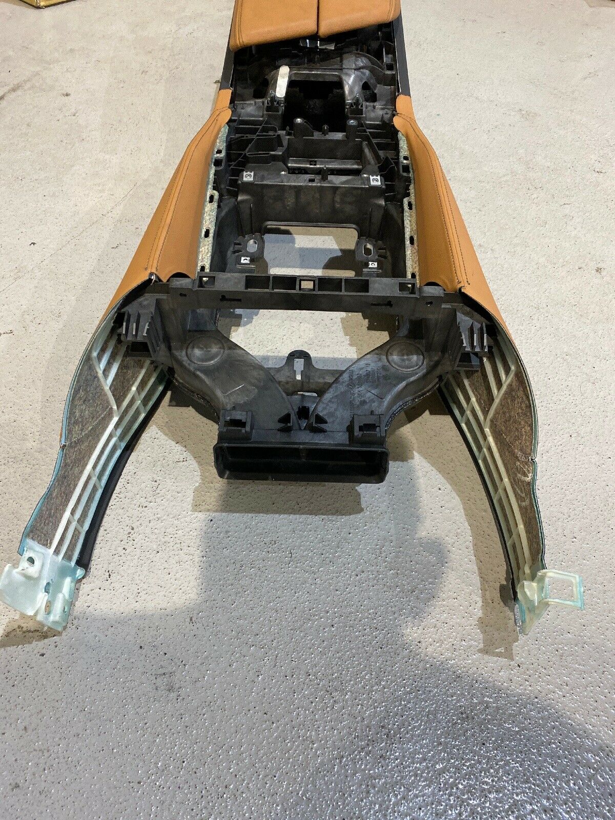 BMW G30 G31 F90 M5 MITTELARMLEHNE LEDER Cognac Mittelkonsole 2 Zonig