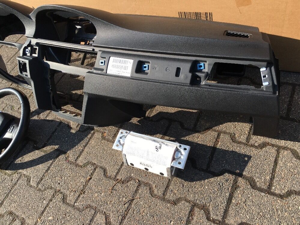 BMW E90 E91 E92 E93 ARMATURENBRETT NAVI AUSSP SCHWARZ 9120325 oh. GETRÄNKEHALTER